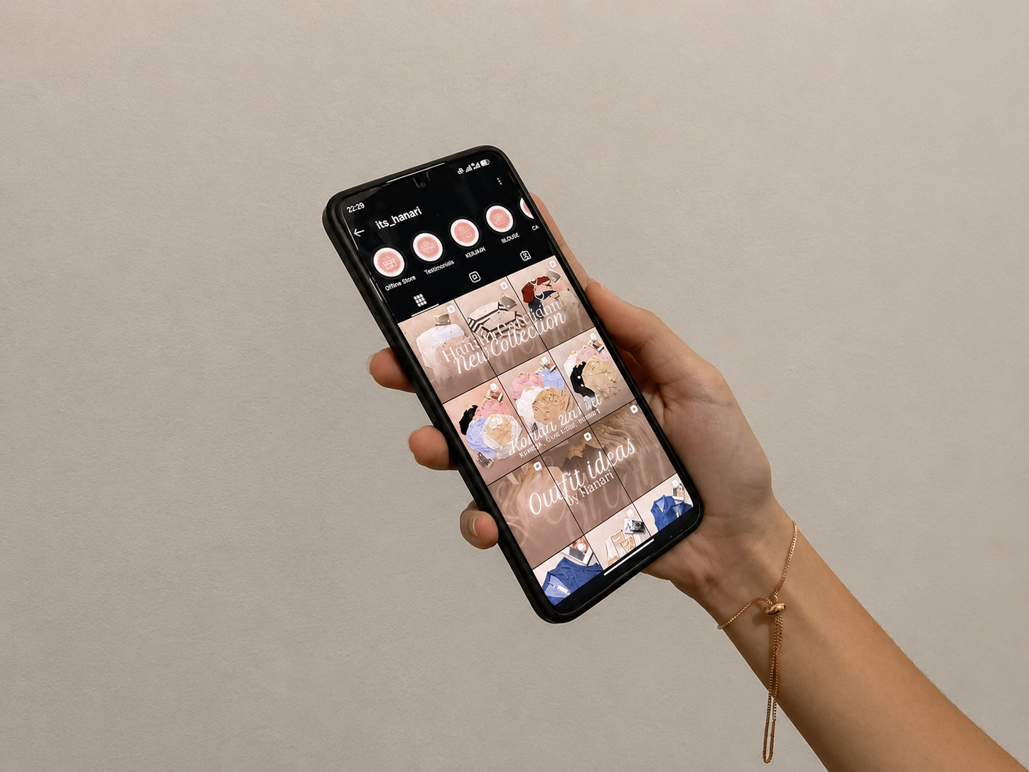 Tangan memegang ponsel yang menampilkan Instagram Hanari