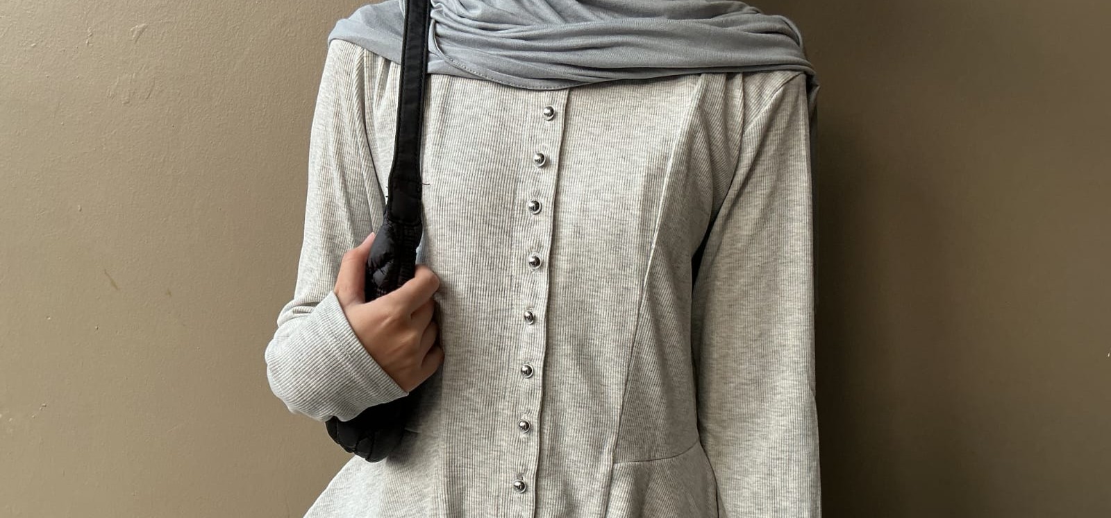 Detail busana abu-abu Hanari